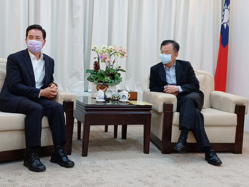 金門縣長當選人陳福海（左）9日拜會陸委會主委邱太三（右），討論小三通復航程序、COVID-19防疫管控等議題。（陳福海辦公室提供） (圖：中央社)