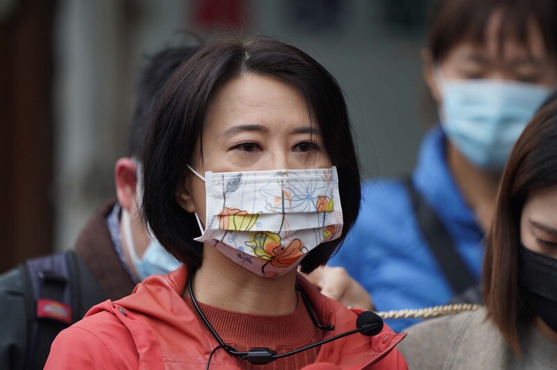 曾被中國關押5年的李明哲在臉書表示，王鴻薇身為台北市議員公職人員，卻多次被邀請出席中國的中央官媒節目。國民黨台北市第3選區立委補選參選人王鴻薇（圖）10日到大直市場拜票時受訪表示，這是政治操作。 (圖：中央社)