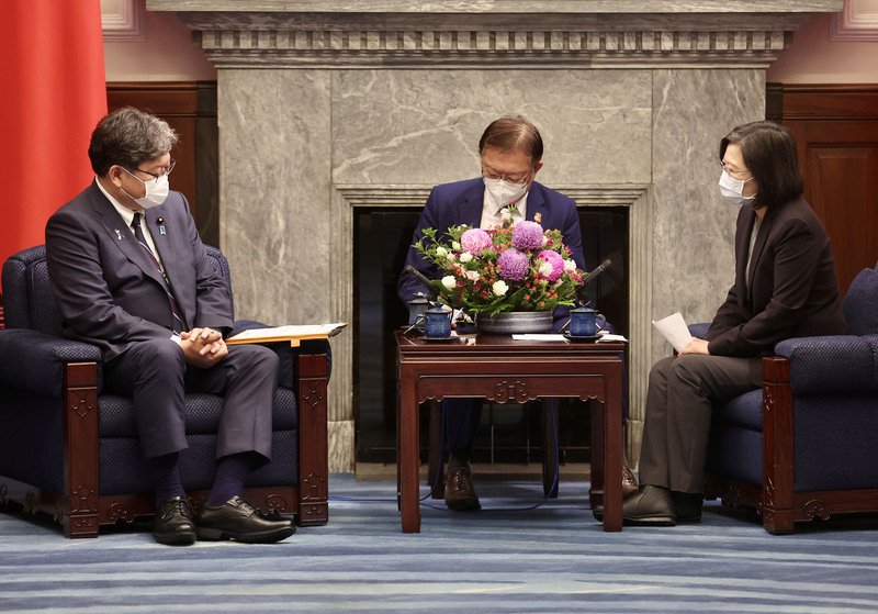 蔡英文總統10日在總統府接見日本執政黨自民黨政務調查會長萩生田光一 (左)。 (圖：中央社)