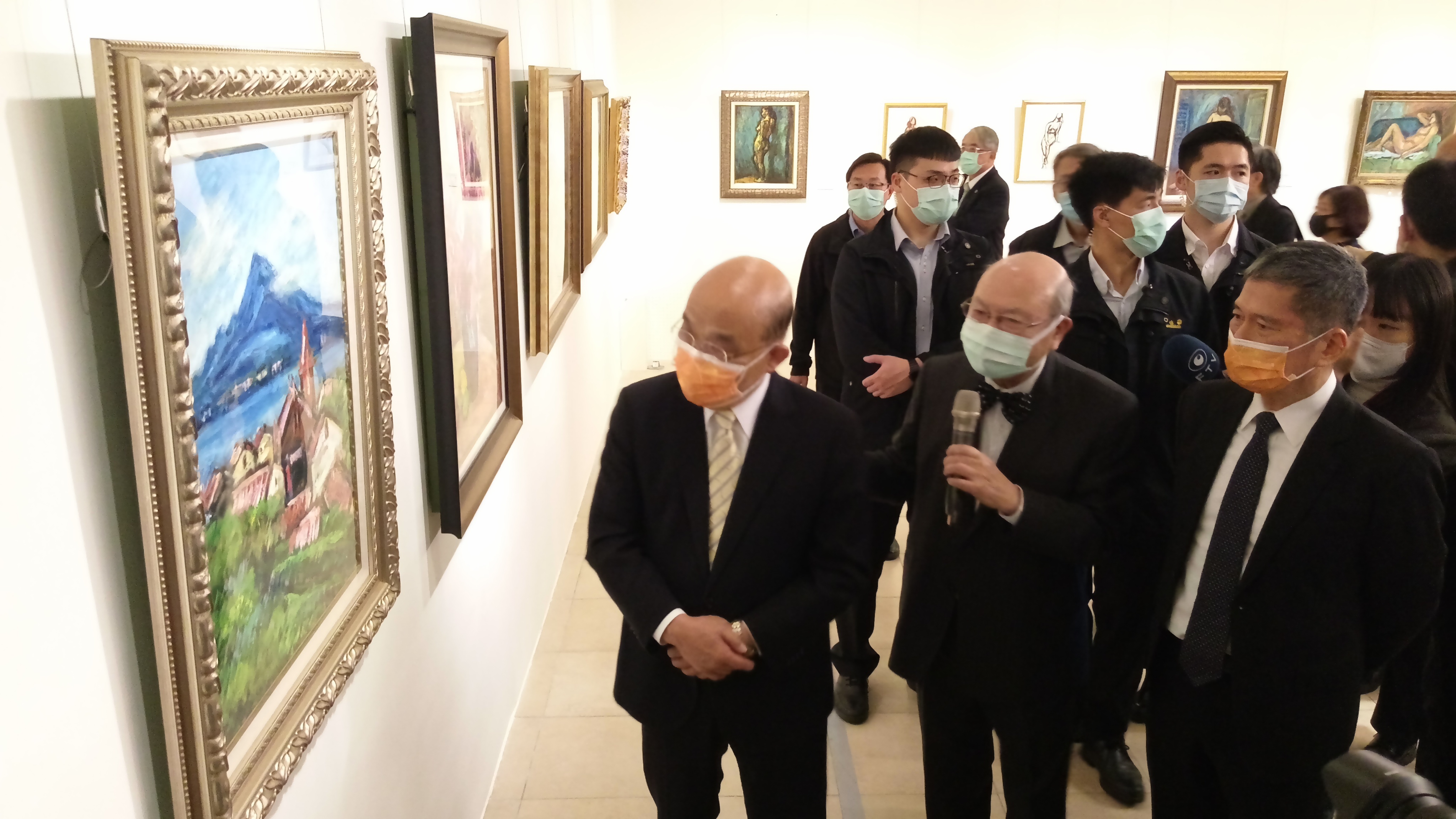 國策顧問廖武治(前排中)親自為行政院長蘇貞昌(左)與文化部長李永得(右)導覽畫展。(陳國維 攝)