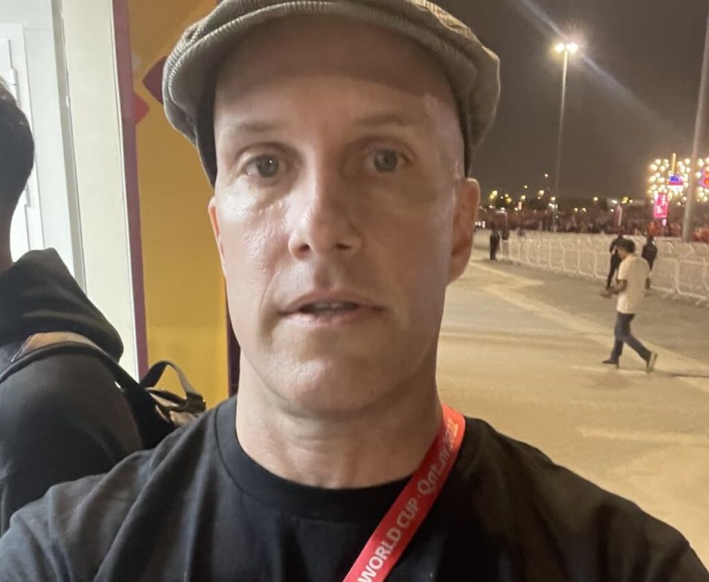 知名美國體育記者華爾( Grant Wahl) 9日在卡達報導世界盃足球賽8強賽事時，疑因心臟病發作猝逝。（推特）