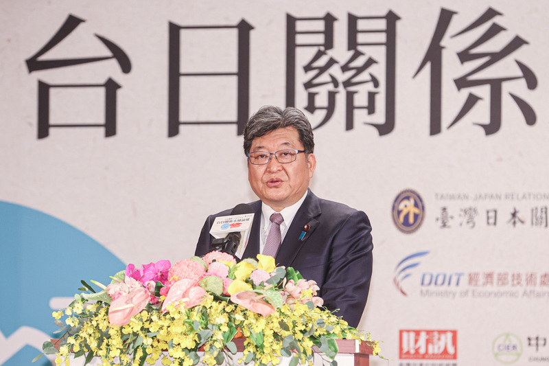 台日關係永續論壇11日台北圓山大飯店舉行，日本眾議院議員萩生田光一演講時指出，疫情肆虐全世界時，日本把在日本製造的疫苗送到台灣；台灣則是送給日本口罩及醫療器材，體現「患難時的朋友，正是真正的朋友」，希望這份友情在下一個50年能更進一步發展。 (圖：中央社)
