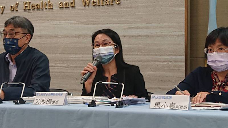 食藥署長吳秀梅強調，尊重廠商自行評估是否公開成分占比，業者上網都能看到表格，可斟酌判斷。(圖：中央社)