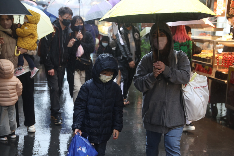 中央流行疫情指揮中心說明，11日新增1萬4034例COVID-19本土病例，確診個案增中重症118例，其中38人死亡。圖為民眾戴口罩在八里老街逛街。 (圖：中央社)