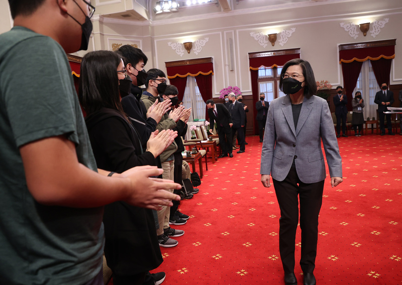 總統蔡英文（前右）12日在總統府接見111年資安技能金盾獎獲獎團隊，蔡總統說，她相信獲獎者未來都會是帶動資安領域發展的重要人才，期待大家共同努力，一起提升資安防禦與應變能力。 (圖：中央社)