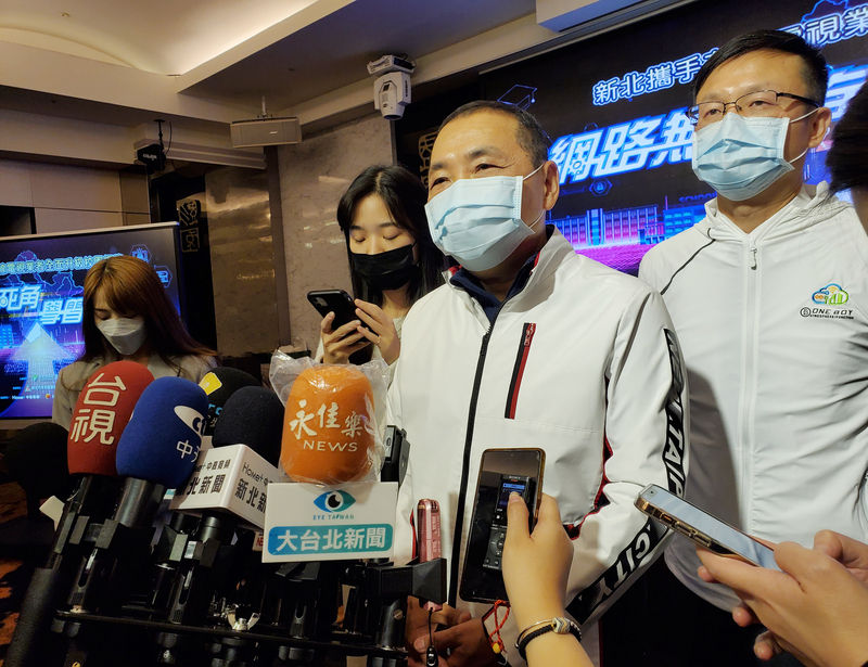 新北市長侯友宜（右2）受訪。(資料照片/中央社)