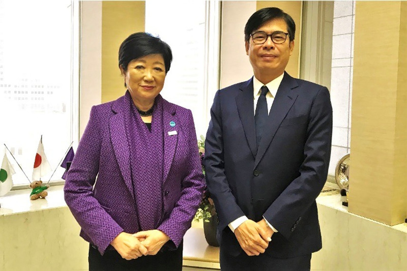 高雄市政府12日表示，市長陳其邁（右）在國境解封後主動出擊促進城市國際交流，首站選擇前往日本，下午到東京都廳拜會東京都知事小池百合子（左）等政界友台人士。（高雄市政府提供） (圖：中央社)