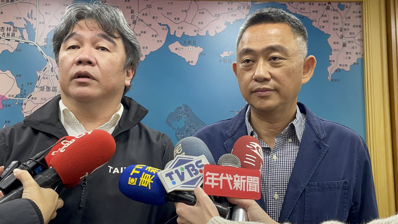 中央流行疫情指揮中心指揮官王必勝(左)12日到訪金門，13日將到水頭碼頭視察小三通復航整備狀況。(圖：中央社)