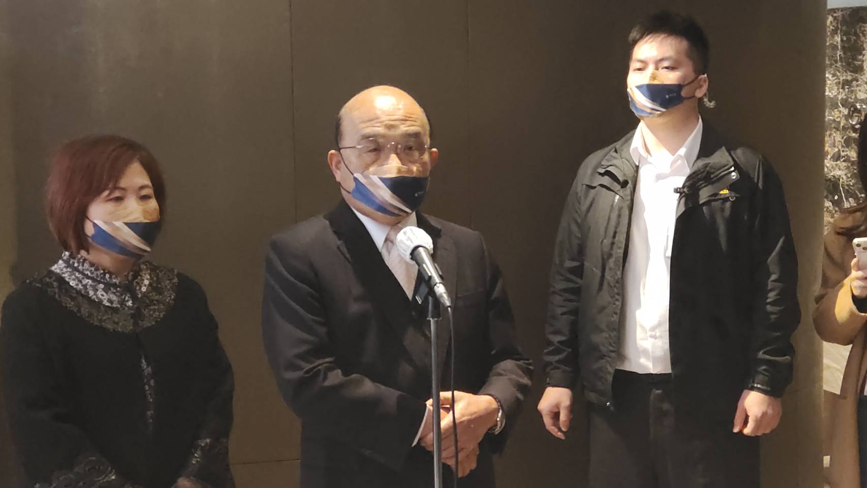 藍委和金門與連江縣長當選人赴對岸討論重啟小三通，行政院長蘇貞昌表示，盼以國人健康、社會安定為念。(王韋婷攝)