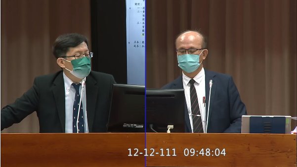 立委張廖萬堅(左)質詢教育部次長兼體育署代理署長林騰蛟。(立院直播)