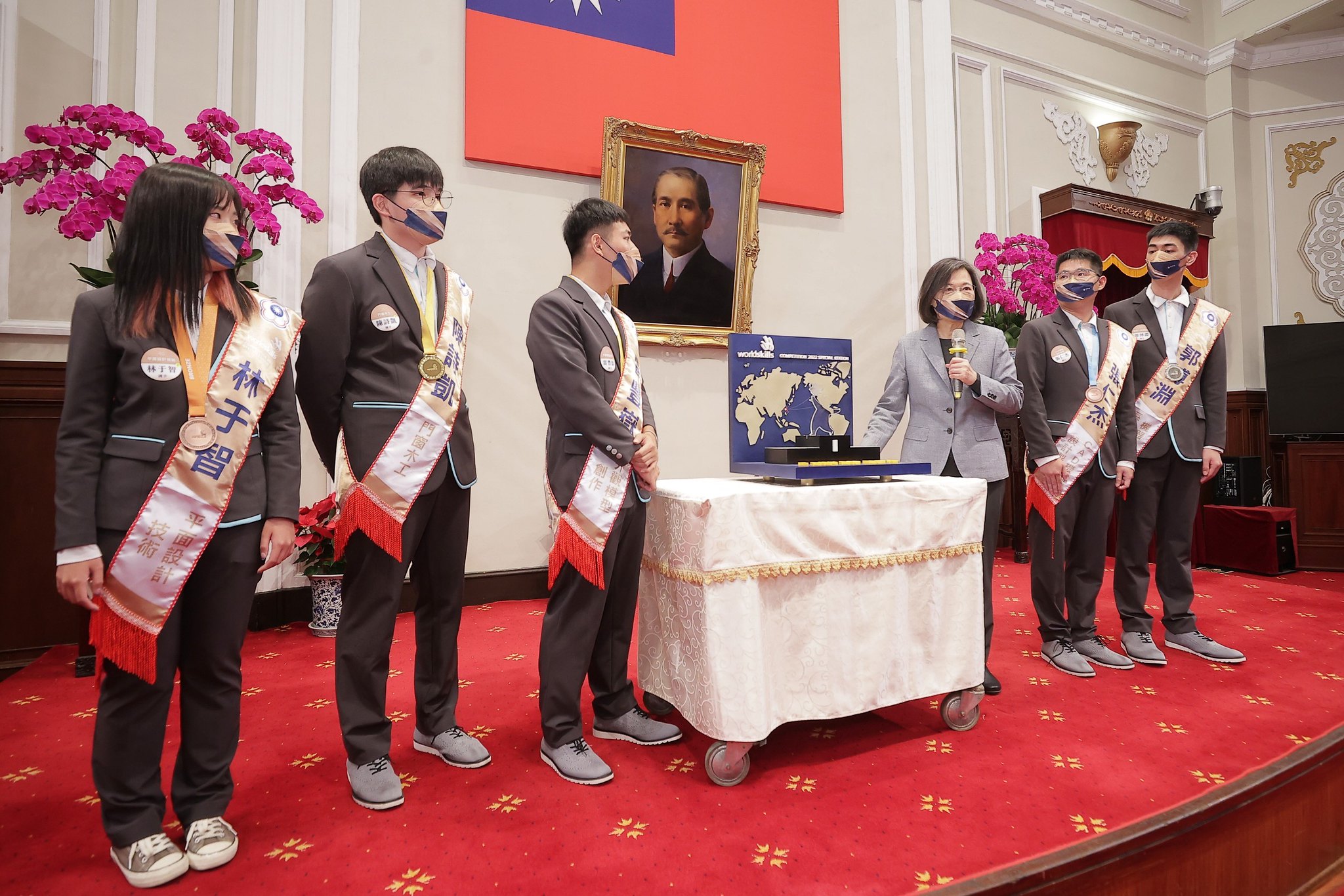 蔡英文總統12日接見「2022國際技能競賽代表團」，並對這次獲獎數創新高表示肯定與感謝。(圖：總統府Flickr)