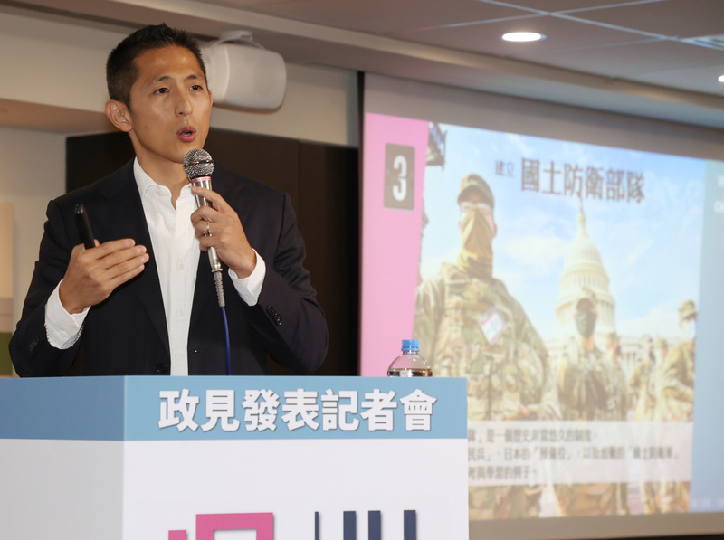 民進黨台北市第3選區立委補選參選人吳怡農（圖）13日舉行政見發表記者會，說明對兵役制度的建議。(圖：中央社)