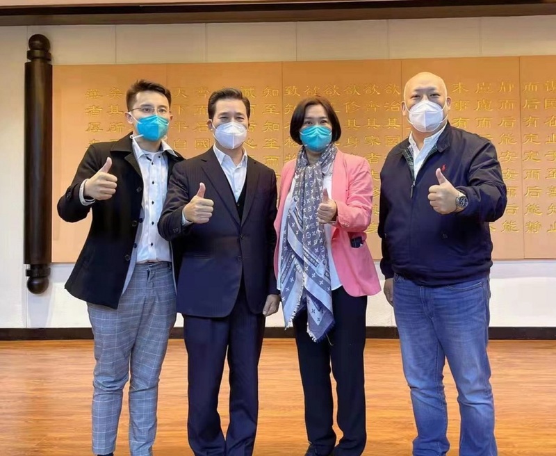 為加速處理小三通復航與金酒銷中卡關事宜，金門縣長當選人陳福海（左2）和金門縣籍立委陳玉珍（右2）接受福建廈門台商協會和相關部門邀請前往廈門會談。（陳福海辦公室提供） (圖：中央社)