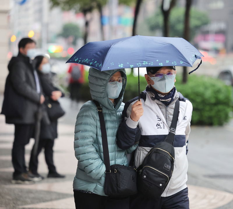 氣象局持續發布低溫特報，預估18日清晨北台灣下探攝氏7度低溫。(圖：中央社)
