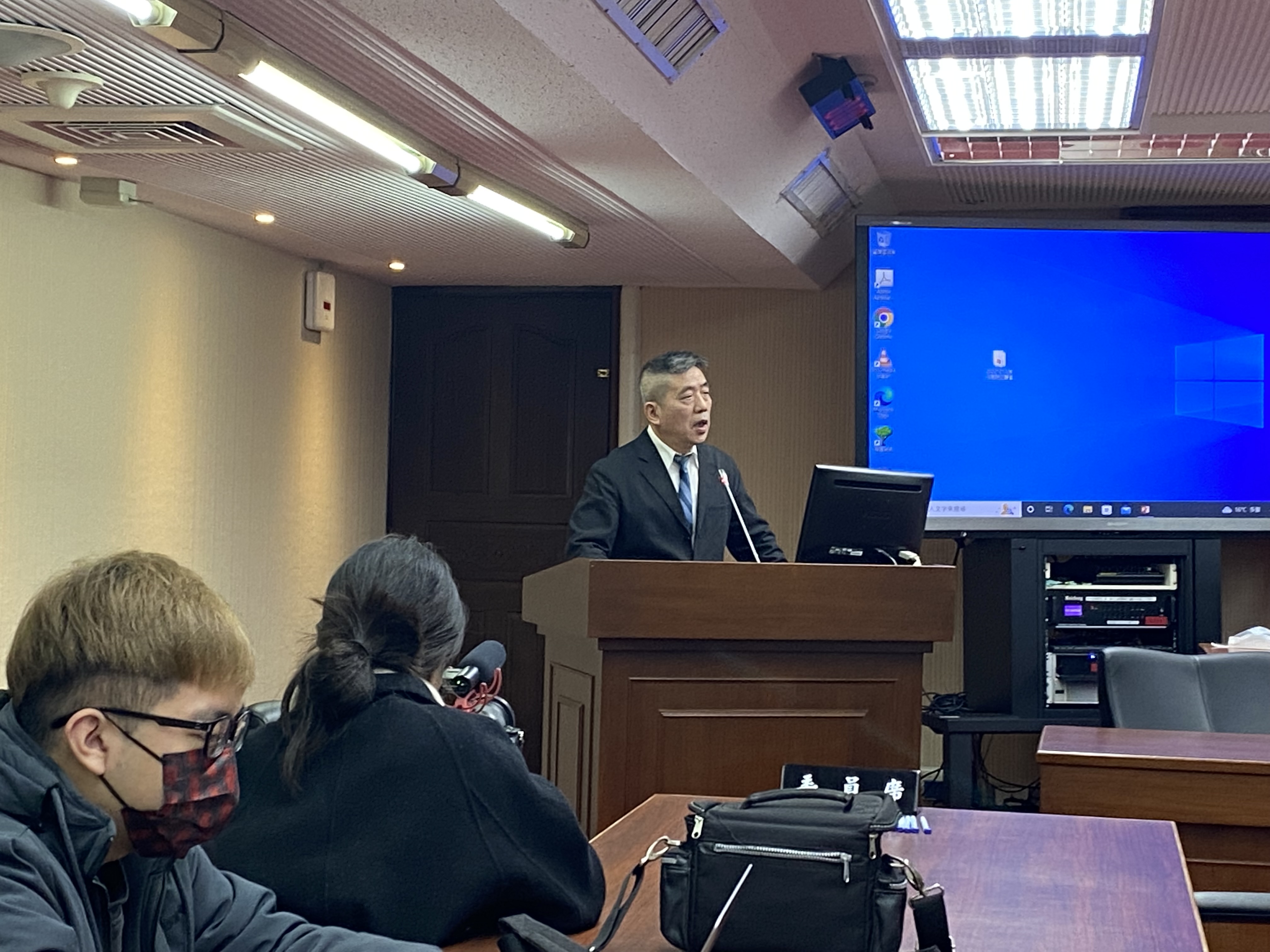 國防安全研究院國防戰略與資源所長蘇紫雲13日建議，可讓受過訓練的民防人員擁有輕武裝的資格。(林詠青 攝)