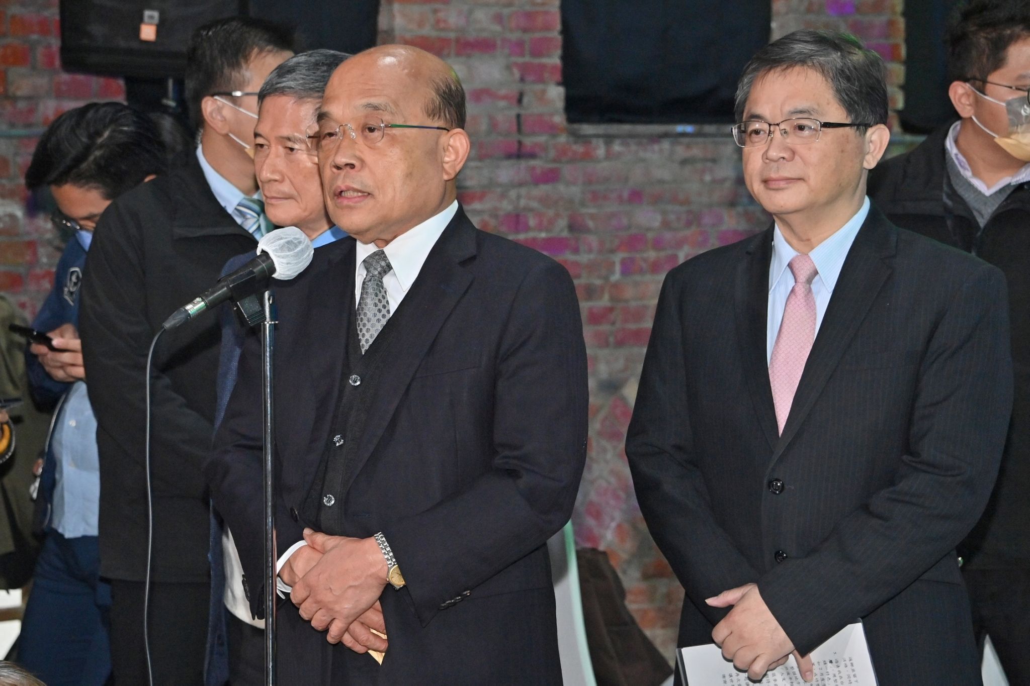 行政院長蘇貞昌13日強調，政府有責任守護民眾的健康，要警覺在先。(行政院提供)