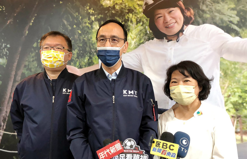 國民黨主席朱立倫(中)再批行政院長蘇貞昌搶藥說。圖為14日朱立倫陪同爭取連任的市長黃敏惠(右)車隊掃街前受訪。 (圖：中央社)