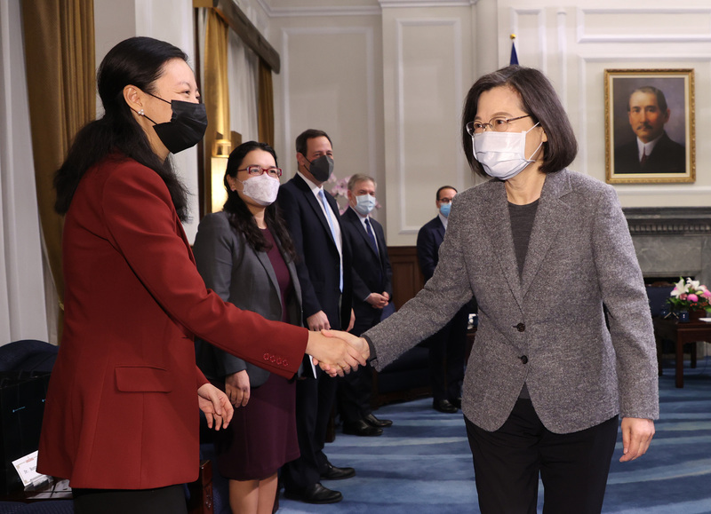 總統蔡英文（右）14日在總統府接見戰略暨國際研究中心（CSIS）學者專家訪台團，逐一向訪賓握手致意。中央社記者鄭傑文攝  111年12月14日 (圖：中央社)