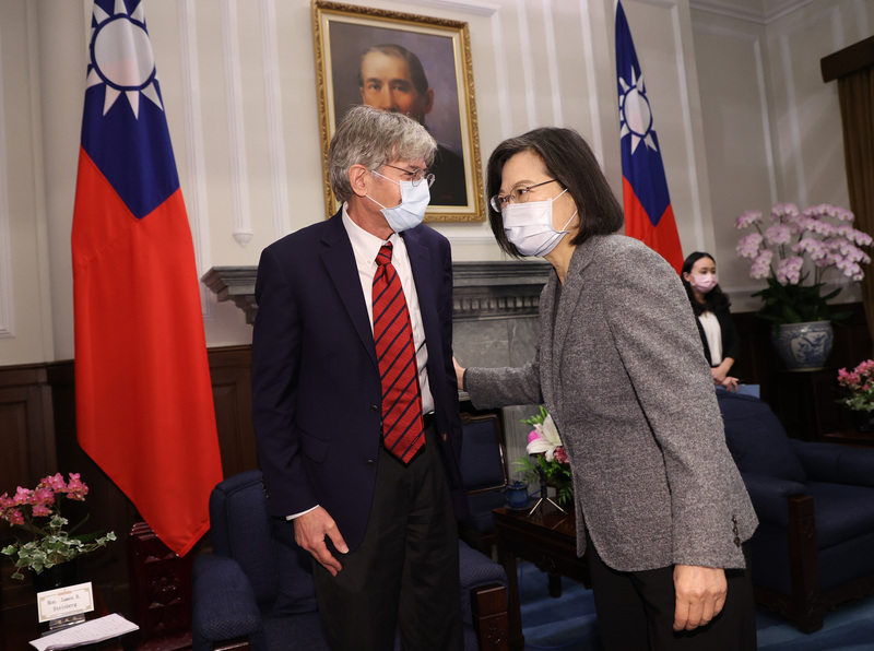 總統蔡英文（右）14日在總統府接見戰略暨國際研究中心（CSIS）學者專家訪台團，與訪賓史坦柏格（James B. Steinberg）（左）問候致意。 (圖：中央社)