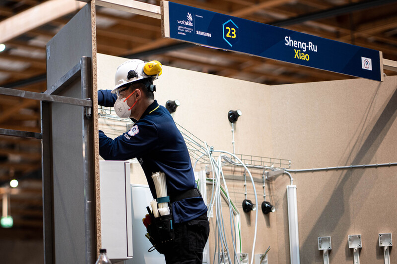 高雄高工電機科校友蕭聖儒代表國家參加2022國際技能競賽奧地利賽場，勇奪「電氣裝配」職類金牌。（勞動部提供） (圖：中央社)