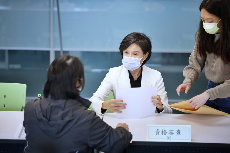 副總統賴清德日前宣布參選民進黨主席，但因為確診COVID-19，仍在自主健康管理期間，14日委由前文化部長鄭麗君（中）前往民進黨中央黨部代為登記。 (圖：中央社)