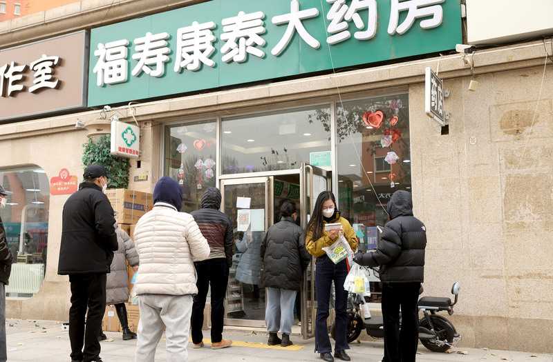 圖為北京一家藥局12日民眾排長龍買藥。 (圖：中央社)
