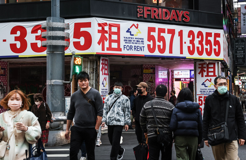 國際貨幣基金在最新公布的世界展望報告中，台灣今年經濟成長從4月預估的2.1%大幅下調1.3個百分點，至0.8%。圖為台北西門町商圈。(示意圖/圖：中央社)
