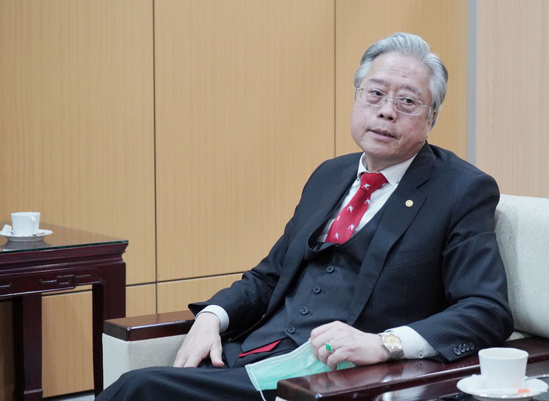 國民黨立委王鴻薇於臉書爆料，指合庫董事長雷仲達(圖)女兒在合庫分行當襄理。合庫今天澄清當事人為最初階的5職等職員，並非所稱的10職等襄理。(圖：中央社)
