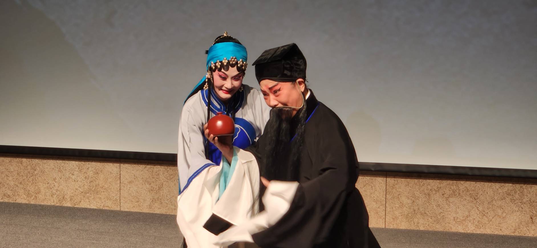 台灣豫劇團70週年賀歲戲《求你騙騙我》，也是劇團第一小生朱海珊(右)的榮退畢業作，左為當家小旦蕭揚玲。(江昭倫攝)