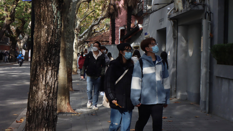 中國「人類間質肺炎病毒」及日本「蘋果病」、黴漿菌疫情升溫引發關注。中國上海市民眾戴口罩出門。示意圖 (圖：中央社)