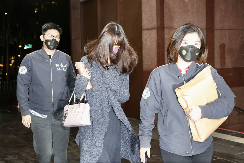 台北地檢署偵辦高虹安涉詐領助理費案，助理王郁文(中)15日晚間移送北檢複訊，面對媒體詢問不發一語。(圖：中央社)
