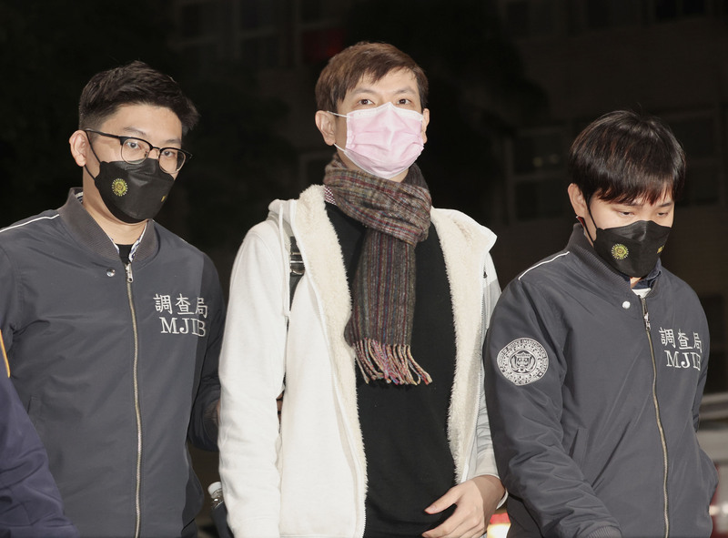 李忠庭(中)11日傍晚發出5點聲明強調，絕對沒有向新竹市政府局處首長、市府秘書私下喬事情。(圖：中央社)