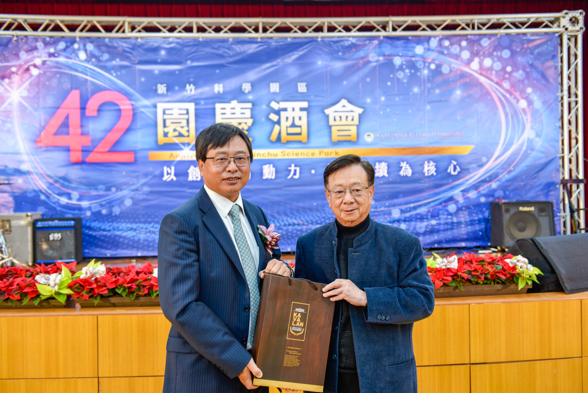 竹科管理局王永壯局長(左)感謝宣捷集團創辦人宣明智帶來精彩的「戲說竹科」演講。(圖：竹科管理局提供)