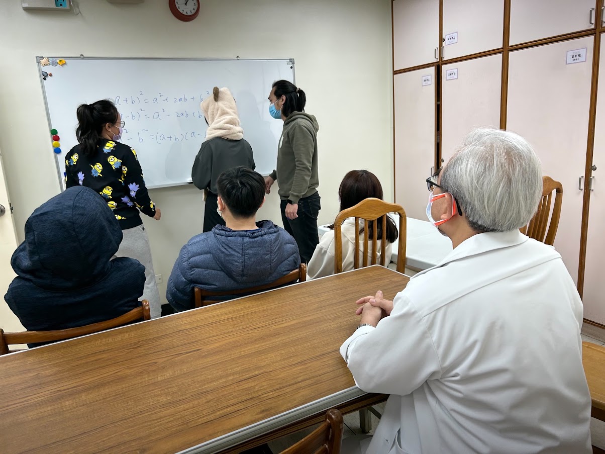 小葵學習高中數學。(北榮提供)