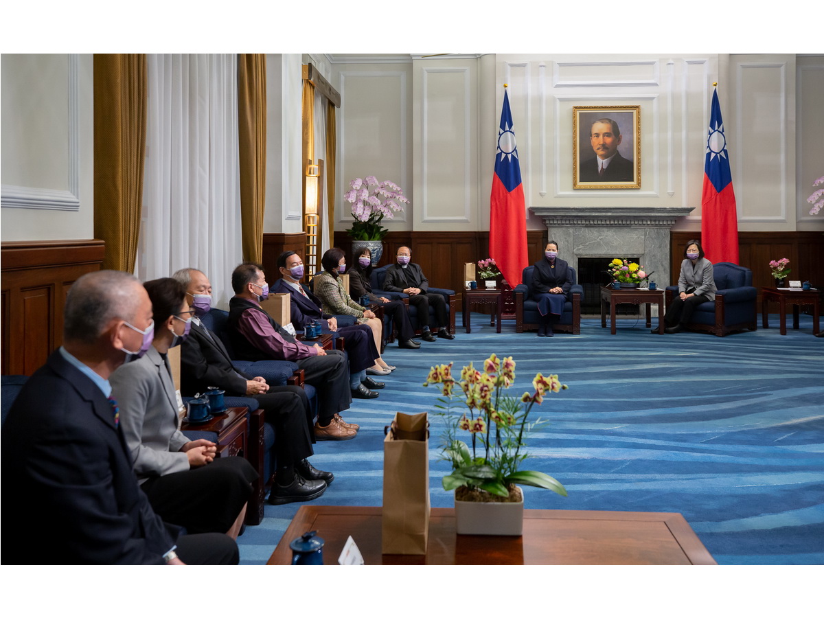 蔡英文總統16日上午接見參與監所教化及保護事業有功人士團體，期盼藉由訪賓分享的寶貴經驗，幫助政府建構更綿密、更有韌性的社會安全網 (總統府提供)