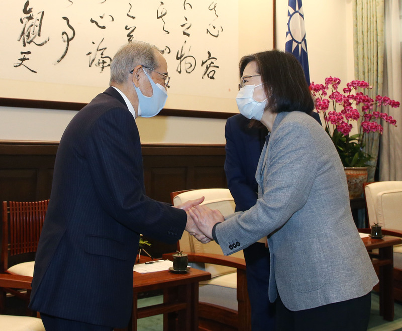 總統蔡英文（右）16日上午在總統府接見日本台灣交流協會會長大橋光夫（左），兩人握手致意。 (圖：中央社)