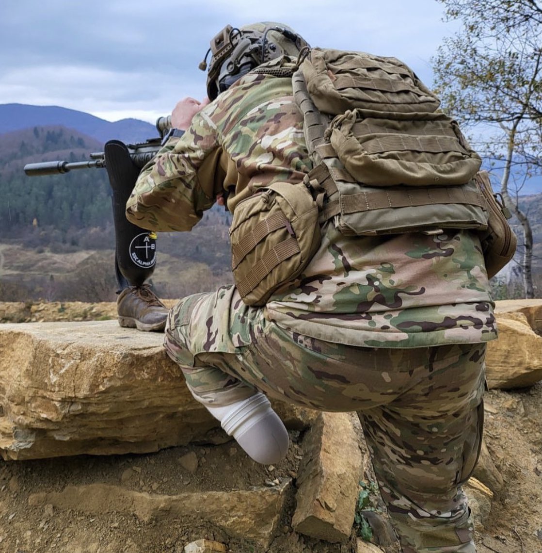 烏克蘭士兵將義肢當狙擊槍瞄準支架。(推特)