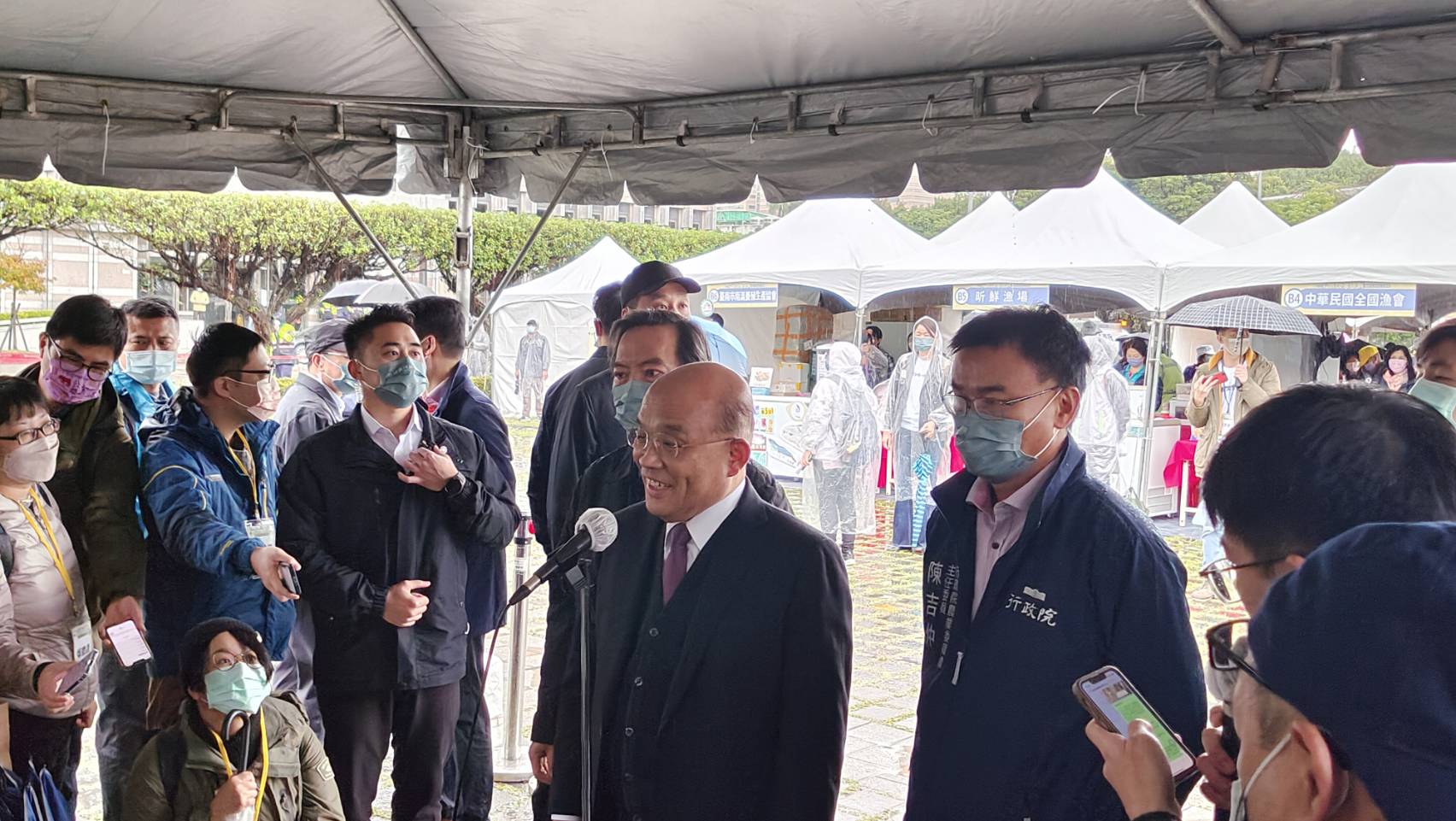 有民調指過半民眾要求行政院長蘇貞昌為民進黨敗選負責，蘇貞昌表示，閣揆任命是總統職權，他都尊重。(王韋婷攝)