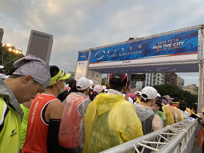 2022台北馬拉松18日登場，雖然寒流報到，仍不減參賽者的熱情，許多跑者為避免天冷引起身體不適，紛紛做足禦寒準備。 (圖：中央社)