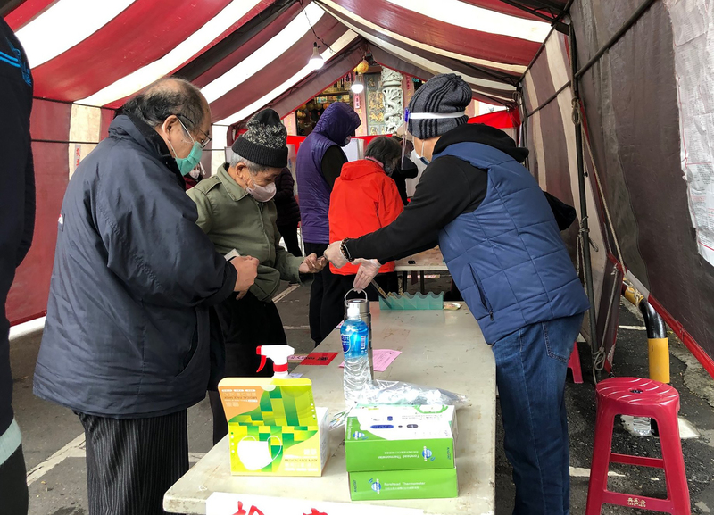 嘉義市長選舉18日投票，因天氣冷，投票沒有出現排隊現象，民眾都穿厚重衣物，投下神聖的一票。 (圖：中央社)