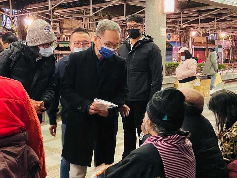 寒流來襲，衛福部啟動街友低溫關懷措施，部長薛瑞元(前左2)17日晚間前往台北市艋舺公園等地向街友們表達關懷，告知附近有開放避寒所，並致贈保暖及防疫物資。（衛福部提供） (圖：中央社)