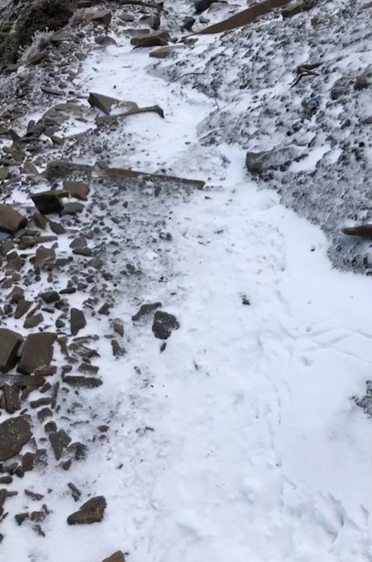 雪霸國家公園管理處18日表示，有山友攀登雪山主峰途中發現，海拔3500公尺以上區域有積雪，提醒山友隨時注意路況，確保安全。(圖：中央社)