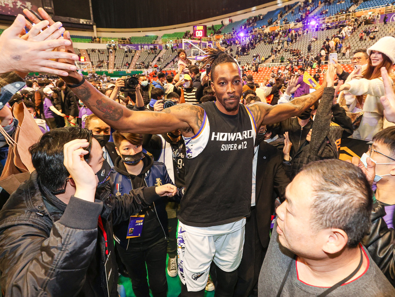 台灣職籃T1聯盟桃園永豐雲豹隊18日例行賽在主場迎戰高雄全家海神隊，雲豹洋將「魔獸」霍華德（Dwight Howard）（中）整場比賽皆未上場，球隊輸球後退場時，他伸手向場邊球迷致意。 (圖：中央社)