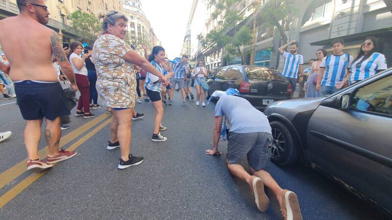 睽違36年，阿根廷拿下世足賽第3座冠軍盃，阿根廷全國上下舉國歡騰，更有民眾還願一路跪行爬向方尖碑。 (圖：中央社)