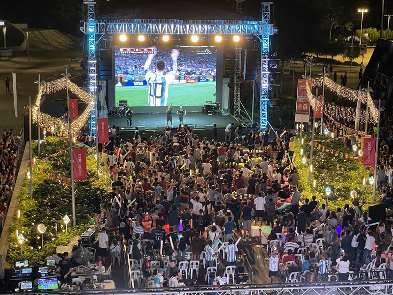 新加坡吹起世足風，約1000人聚集在新加坡體育城，免費看阿根廷出戰法國的冠軍戰轉播。 (圖：中央社)
