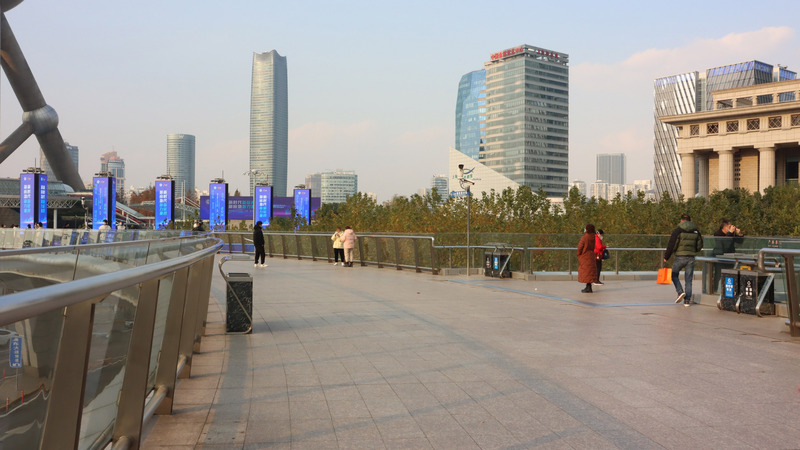 上海市官方密集地放寬防疫措施，地鐵、餐廳不再查驗核酸檢測陰性證明，民眾外出意願卻愈趨降低，知名觀光景點區域未見人潮。 (圖：中央社)