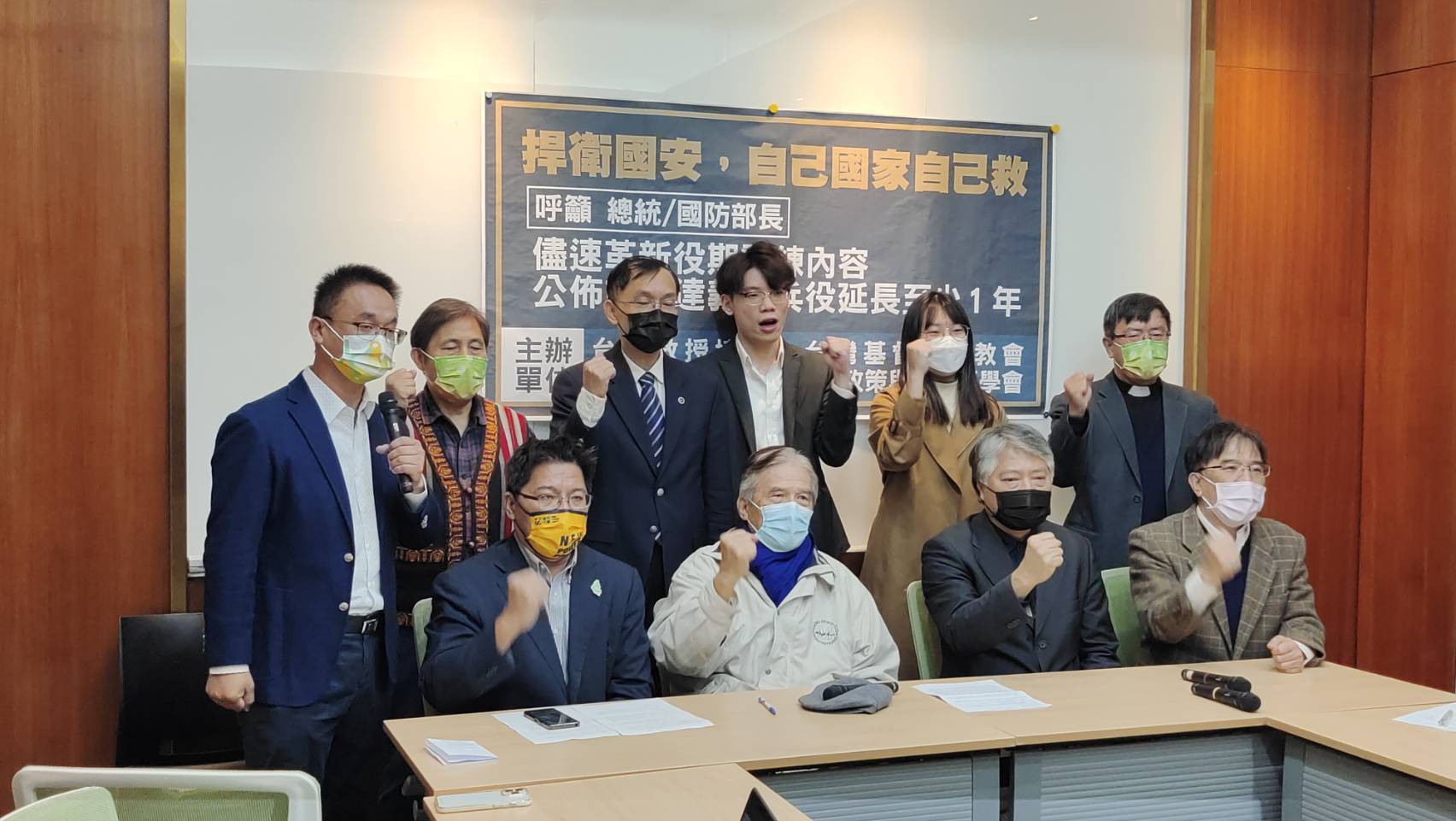 前國防部長蔡明憲(前排中)，呼籲朝野政黨領袖共同支持義務役役期延長。(王韋婷攝)