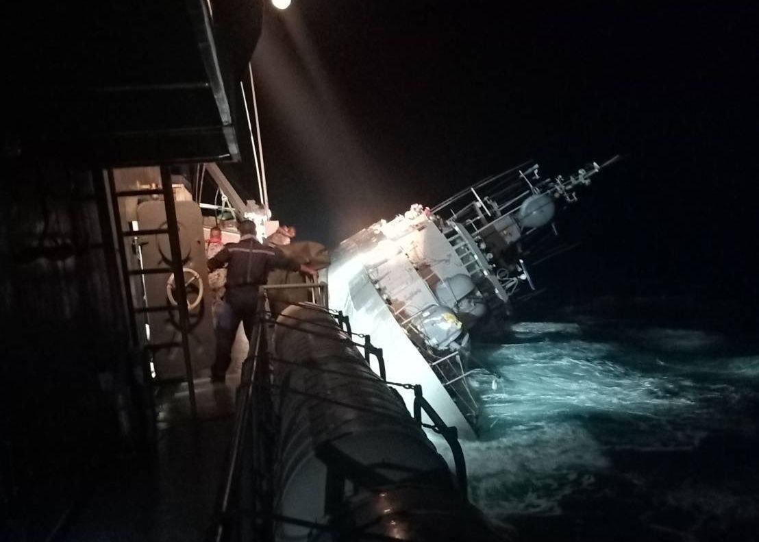 泰國海軍船艦「素可泰號」（HTMS Sukhothai）18日深夜引擎故障，於19日零時前不久沉入暹羅灣。 (圖:@prroyalthainavy)