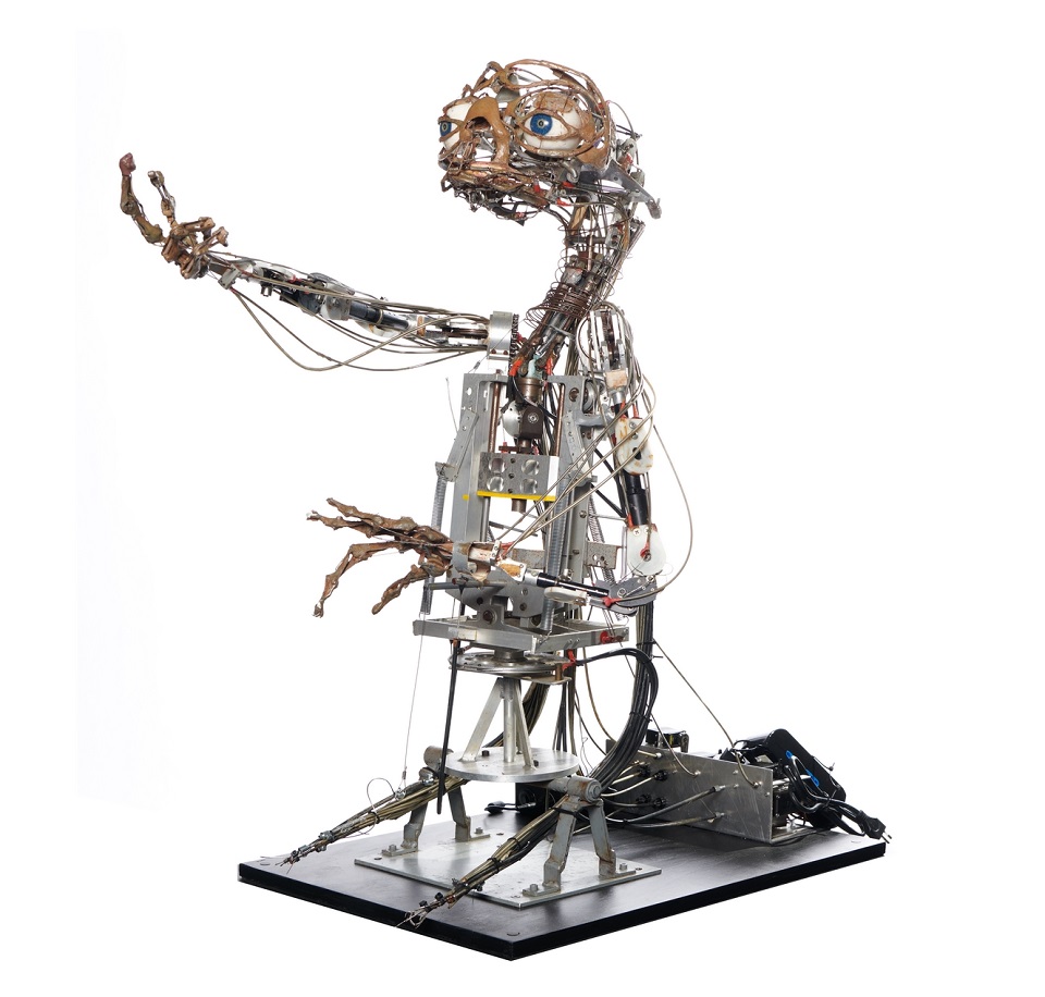 美國導演史蒂芬史匹柏經典科幻片「E.T.外星人」的原始機電模型，在拍賣會拍出260萬美元（約新台幣8069萬元）。(圖：JuliensAuctions推特)
