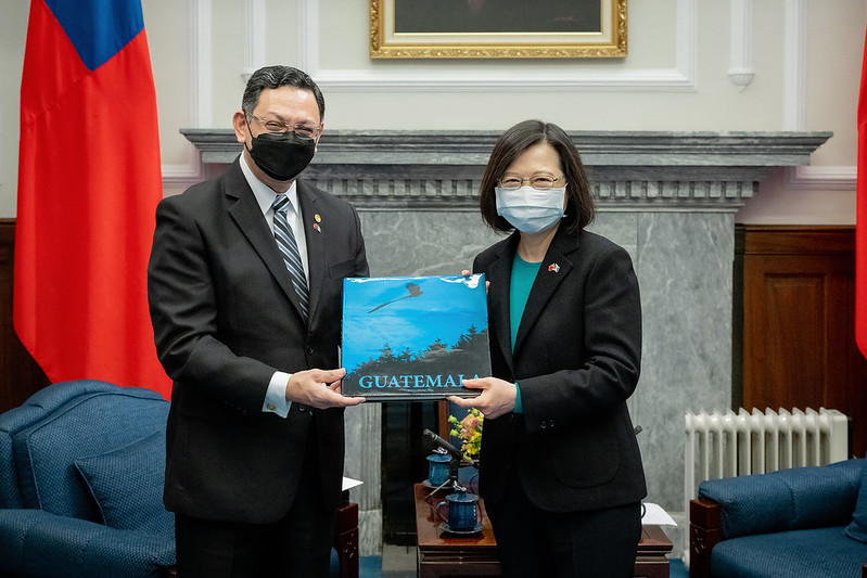 瓜地馬拉共和國新任駐台特命全權大使巴迪亞(Oscar Adolfo Padilla Lam)向蔡英文總統呈遞到任國書。(圖：總統府)